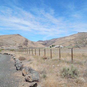 Selah Cliffs Natural Area Preserve - Road leading in to the parking lot on the left. Yakima Canyon stretching out in the distance. - Parks Near Me - Yakima, Washington