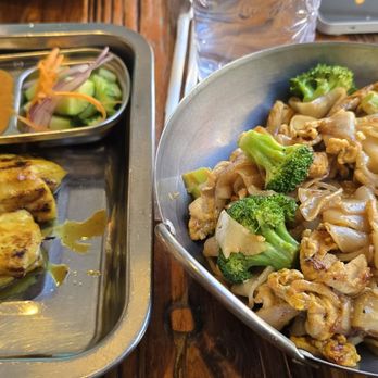 ThaiTanic Streetfood - Chicken Saute & Pad see ewe - Thai Near Me - Sausalito, California ThaiTanic Streetfood - Chicken Saute & Pad see ewe - Thai Near Me - Sausalito, California