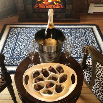 Reynolds Mansion - Champagne and chocolate covered strawberries - Bed & Breakfast Near Me - Bellefonte, Pennsylvania Reynolds Mansion - Champagne and chocolate covered strawberries - Bed & Breakfast Near Me - Bellefonte, Pennsylvania