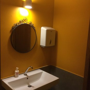Ginger - Nice clean bathroom - Tea Rooms Near Me - Trieste, TS