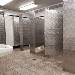 Carl's Jr - Large restroom