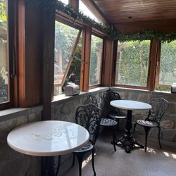 In Dietro Caffe - Covered seating area