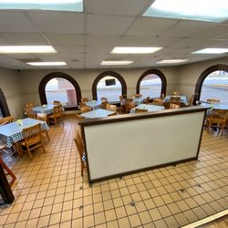 Adams - Comfortable and cozy dining area so you can eat delicious food in peace.