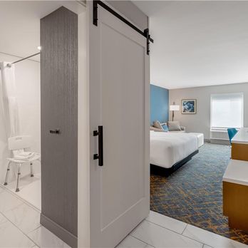 DoubleTree by Hilton Sioux City - Guest room - Hotels Near Me - Sioux City, Iowa DoubleTree by Hilton Sioux City - Guest room - Hotels Near Me - Sioux City, Iowa
