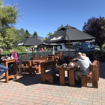 Bailiez Cafe & Bar - Outside dining. - Cafes Near Me - Te Anau, STL