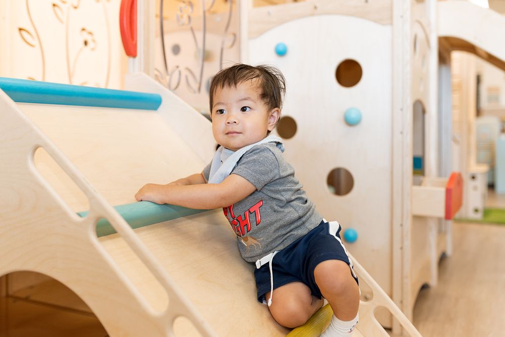 Maeve & Rayne Play Lounge Logo