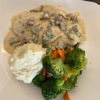 La Fontaine Restaurant - Poulet aux champignons - French Near Me - Mountain View, California La Fontaine Restaurant - Poulet aux champignons - French Near Me - Mountain View, California