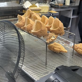 Somisomi - The SOMISOMI "Ah-Boong", fish-shaped waffle cones that you can get filled with your choice of filling and topped with soft serve. - Desserts Near Me - Frisco, Texas Somisomi - The SOMISOMI "Ah-Boong", fish-shaped waffle cones that you can get filled with your choice of filling and topped with soft serve. - Desserts Near Me - Frisco, Texas