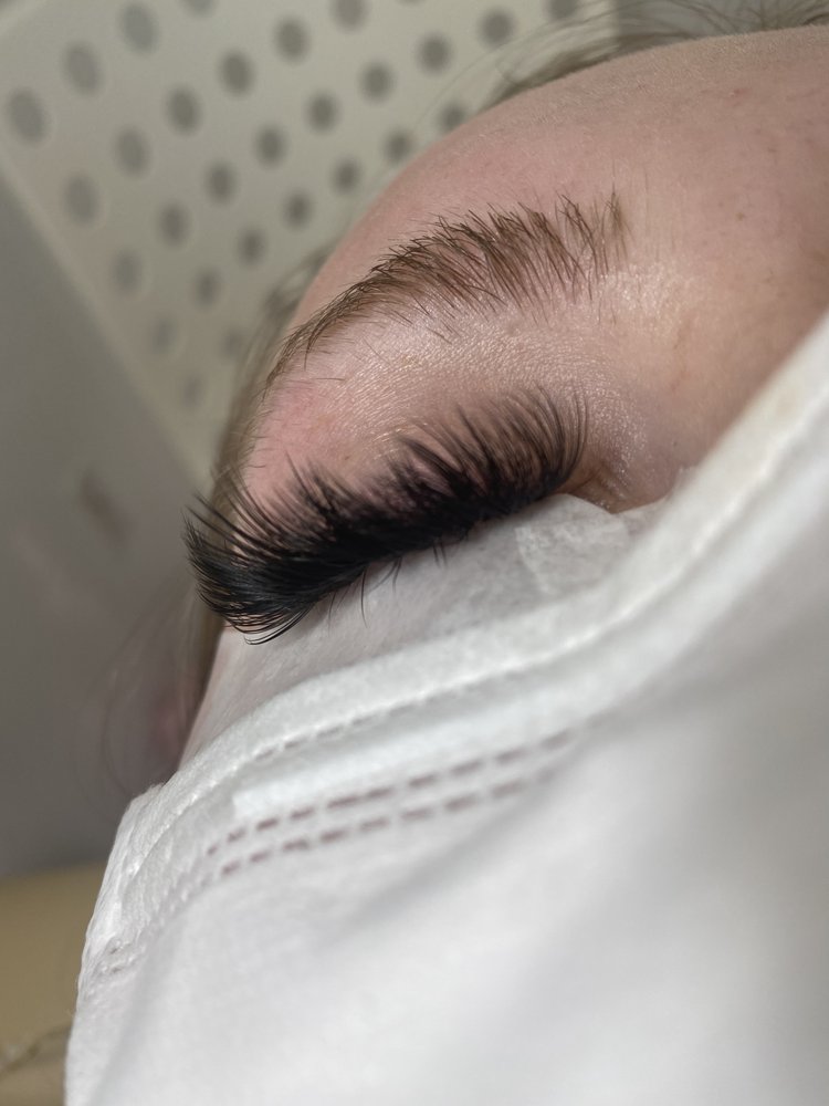Malika Lashes Logo