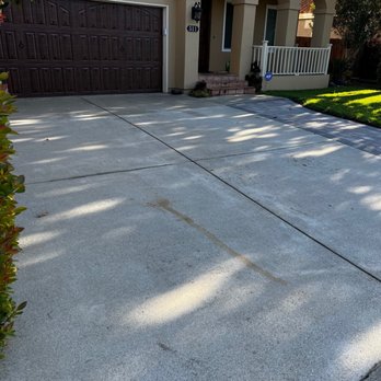 Applying Pressure Washing Services - Window Washing Near Me Applying Pressure Washing Services - Window Washing Near Me