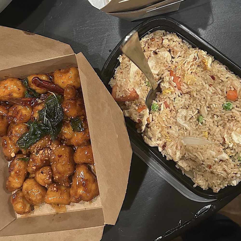 Crispy garlic chicken & traditional fried rice Crispy garlic chicken & traditional fried rice