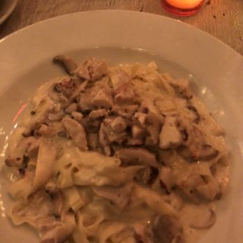 Pepe Giallo - Fettuccine with Chicken and Mushroom in Cream Sauce - Italian Near Me - New York, New York Pepe Giallo - Fettuccine with Chicken and Mushroom in Cream Sauce - Italian Near Me - New York, New York