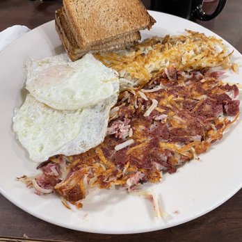 Rusty's Place - Corned beef hash, hash browns, toast and, over easy eggs that are cooked perfectly! - Cafes Near Me - Holyoke, Massachusetts