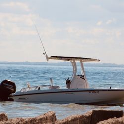 Coastal Excursions - The spacious and comfortable Boston Whaler Dauntless 210