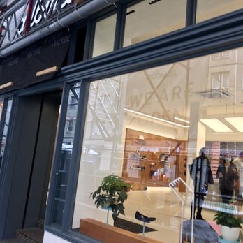 allbirds - Großes Schaufenster - Shoe Stores Near Me - Berlin, BE