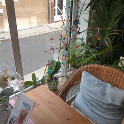 Simply Life - Schaufenster mit Papierfliegern (Origami?)