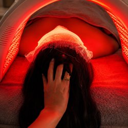 LED light therapy to support healthy skin, plus a relaxing mini head massage to melt away stress.