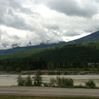 Kicking Horse River Lodge - Vue depuis une des chambres - Hostels Near Me - Golden, British Columbia Kicking Horse River Lodge - Vue depuis une des chambres - Hostels Near Me - Golden, British Columbia