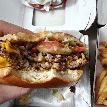 Buffalo Wild Wings Go - Bite into All-American Cheeseburger--decent but not amazing - Sports Bars Near Me - Flushing, New York