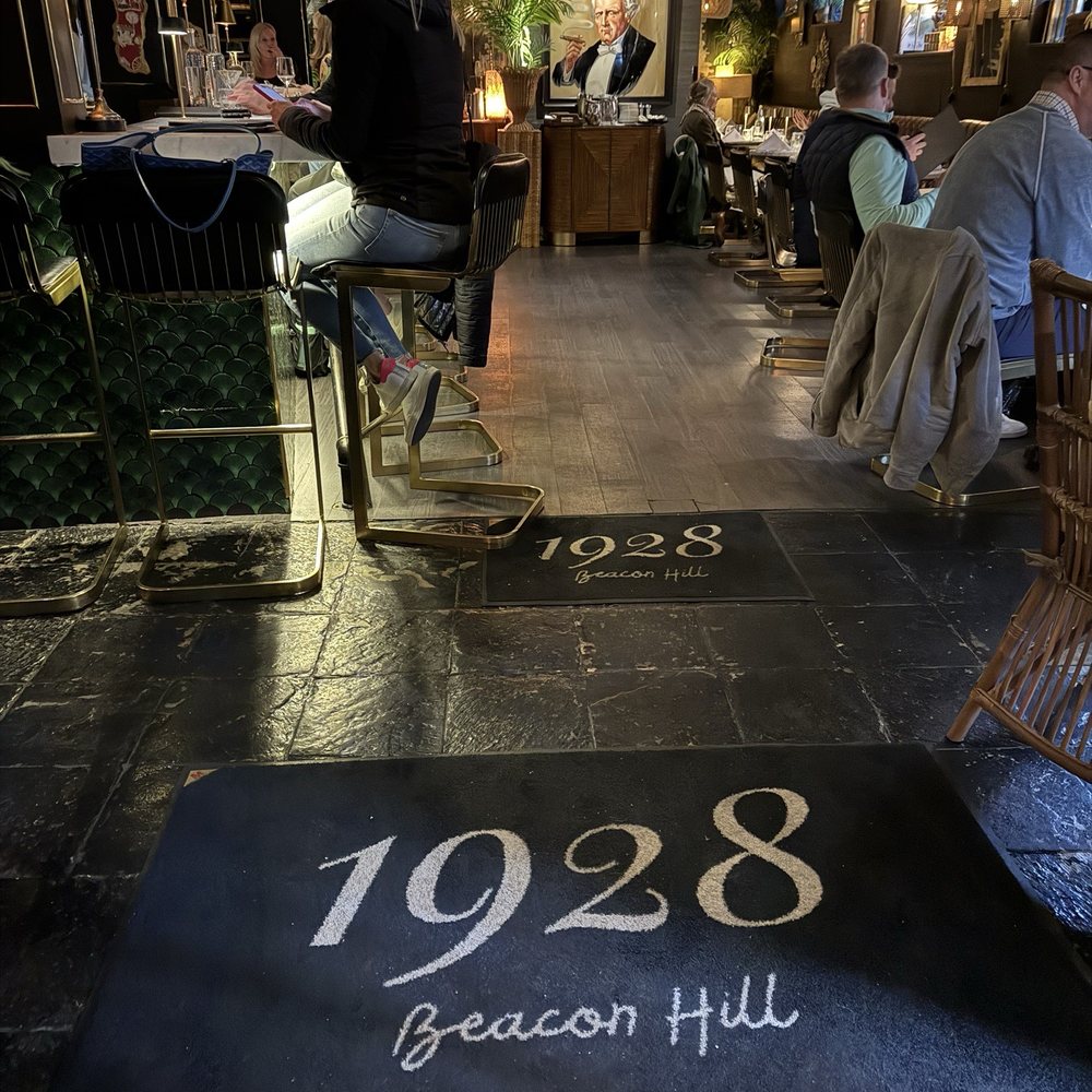 1928 Beacon Hill - Cozy welcome - American Near Me - Boston, Massachusetts