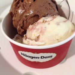 Häagen-Dazs - Chocolate/pralines and caramel + strawberry cheesecake (R$17)