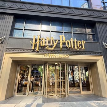 Harry Potter Shop - Entrance - Toy Stores Near Me - Chicago, Illinois