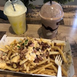 Oscy's Burgers - Pig fries, nutella & banana shake's