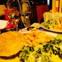 Le Vin Coeur - チーズバーガー。いつも賑わってます。美味しいし安い!