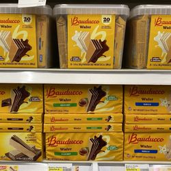Smart & Final Extra! - Cannot leave this Smart & Final without picking up some tasty treats.  Love these Bauducco wafer tubs with individually wrapped wafers.