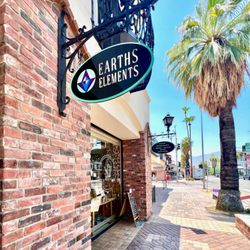 Earths Elements - Located in a very walkable shopping section of Palm Canyon Drive