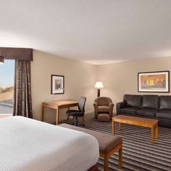 Royal Hotel West Edmonton - Guest room