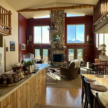 Mountain Goat Lodge - Beautiful common area - Bed & Breakfast Near Me - Salida, Colorado Mountain Goat Lodge - Beautiful common area - Bed & Breakfast Near Me - Salida, Colorado