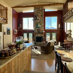 Mountain Goat Lodge - Beautiful common area