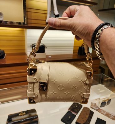 Louis Vuitton Aventura by null