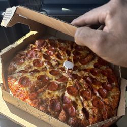 Round Table Pizza - Pizza