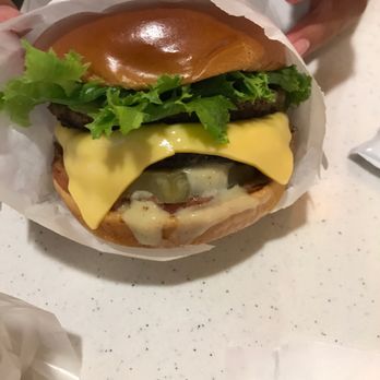 Jollibee - Chicken burger - Chicken Shop Near Me - Honolulu, Hawaii