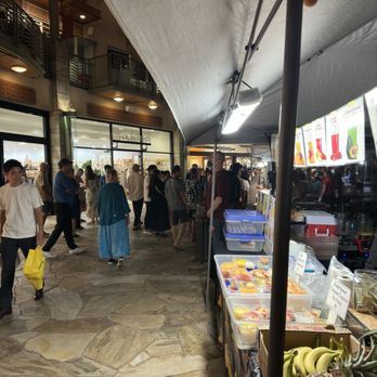 Waikiki Beach Walk - Street vendors - Shopping Centers Near Me - Honolulu, Hawaii Waikiki Beach Walk - Street vendors - Shopping Centers Near Me - Honolulu, Hawaii