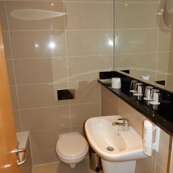 Academy Plaza Hotel - Small bathroom - Hotels Near Me - Dublin, D Academy Plaza Hotel - Small bathroom - Hotels Near Me - Dublin, D