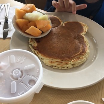 Jonny Cakes Cafe - Kid's pancakes with fresh fruit - Breakfast & Brunch Near Me - Troy, Michigan