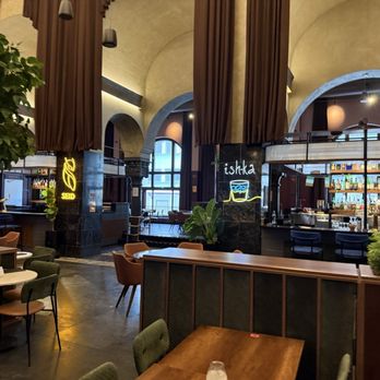Posthallen Drinkhub - Vast space - Wine Bars Near Me - Oslo, 03