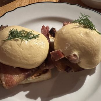 Clementine - Eggs Benedict - Cafes Near Me - Winnipeg, Manitoba