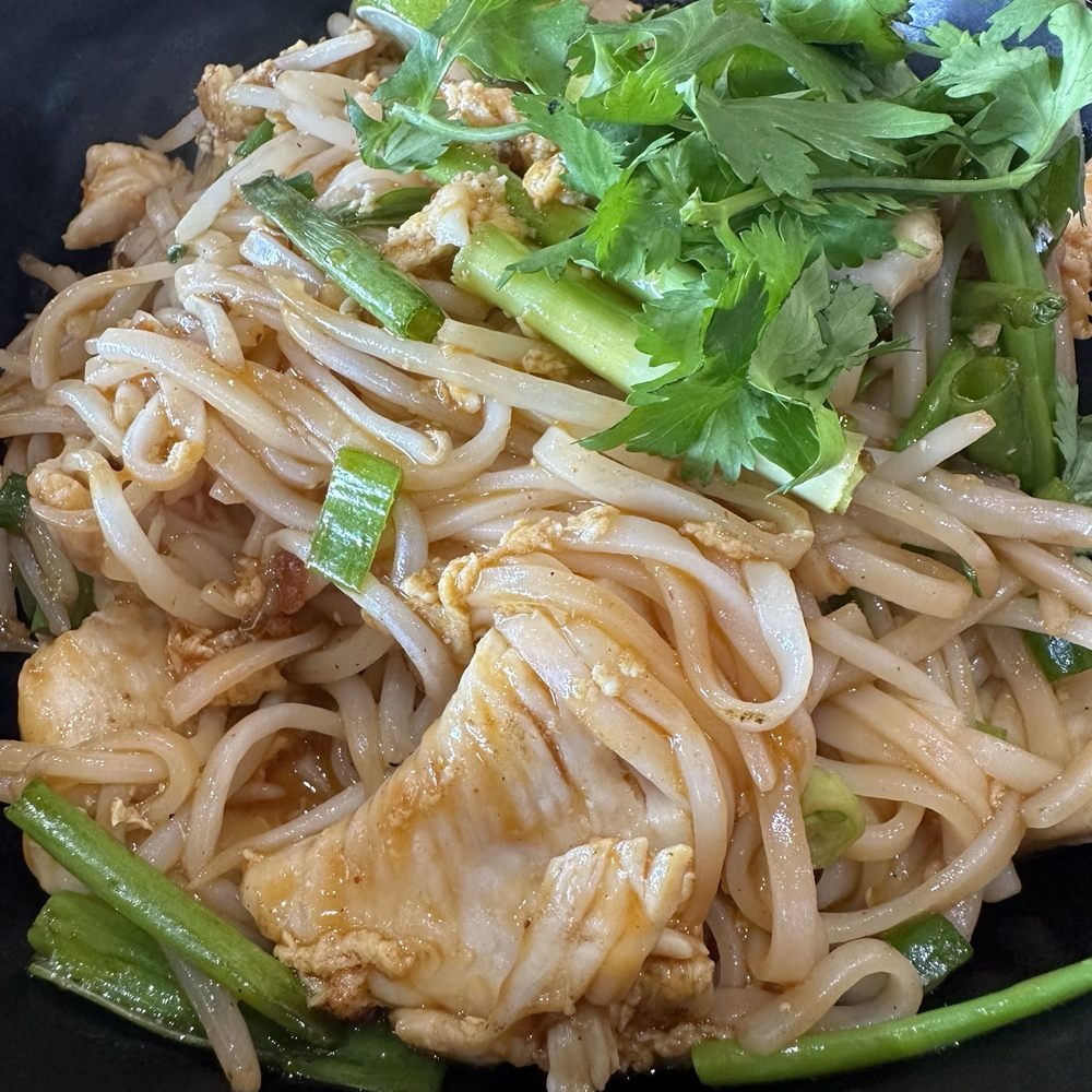 Pei Wei Asian Kitchen - Chicken Pad Thai - Asian Fusion Near Me - Tustin, California