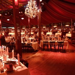 Schuhbecks teatro - Tische im Innenraum