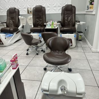 QD Nails - Pedicure station - Nail salon with three pedicure chairs, foot spa, and manicure chairs, featuring brown leather seats and a modern interior design. - Nail Salons Near Me - Lanham, Maryland