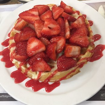 Tutti Frutti - Strawberry waffle - Breakfast & Brunch Near Me - Quebec City, Quebec
