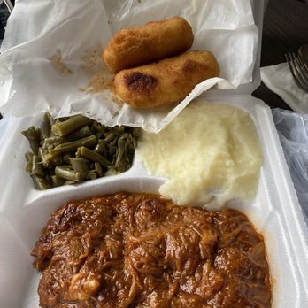 Kleer-Vu Lunchroom - BBQ with green beans, mash potatoes, and their fabulous hot water corn bread! - Southern Near Me - Murfreesboro, Tennessee