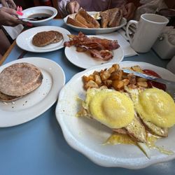 Narrows Crossing Restaurant - Eggs Benedict was Delicious