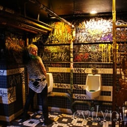 Les Foufounes Electriques - Men's bathroom