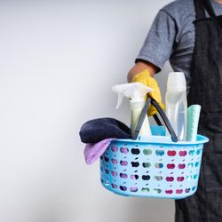 Ménavert - Staff with cleaning products