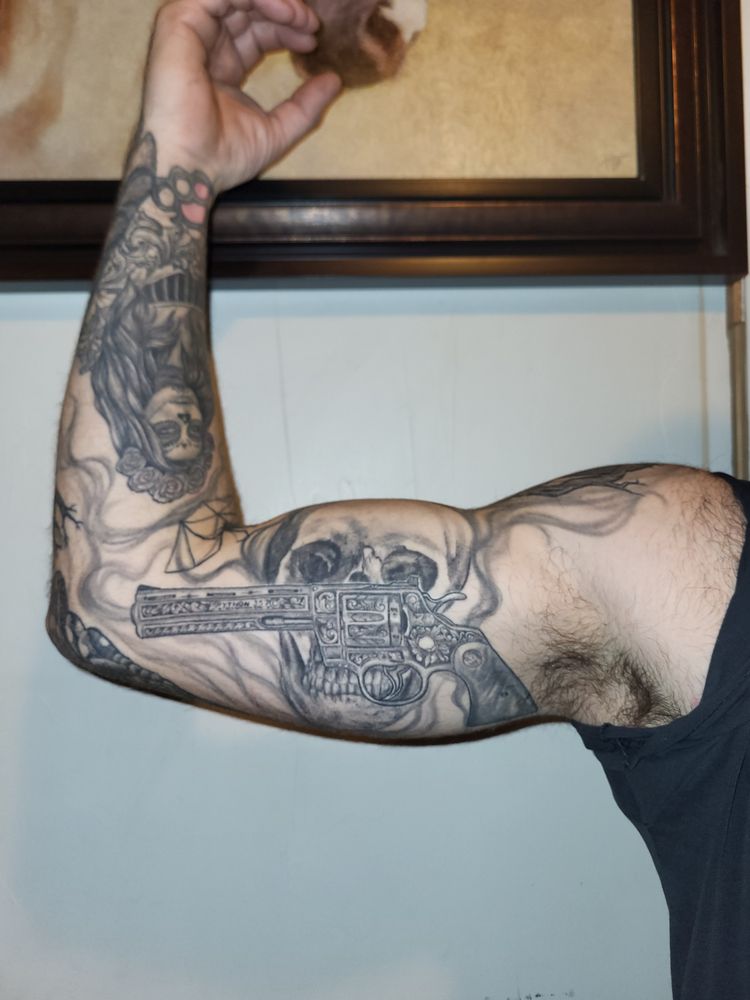 Ivy Tattoo Studio Logo